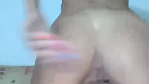 Пышногрудая TanjaTITS трахает киску пальчиками