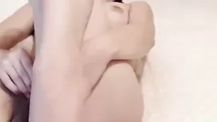 Обнаженная самка dulcinarose мастурбирует пизду