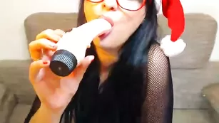 Знойная девочка XtremAnal эротично сосет страпон