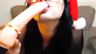 Знойная девочка XtremAnal эротично сосет страпон