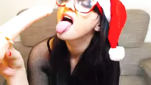 Знойная девочка XtremAnal эротично сосет страпон