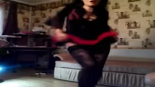 Русская детка Lolochka888 танцует в чулках