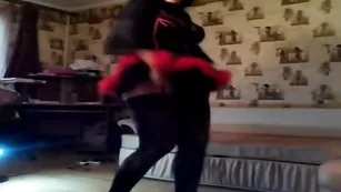 Русская детка Lolochka888 танцует в чулках