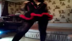 Русская детка Lolochka888 танцует в чулках