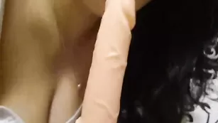 Грудастая курва EroticVip отсасывает страпон