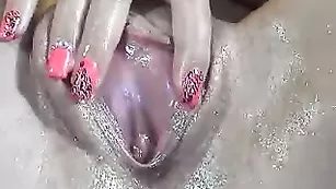 Сисястая куколка теребит бритую письку Ha1ley