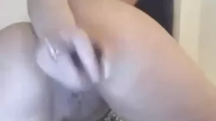 Заводная брюнетка трахает очко BaD_BlacK_CaT