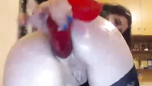 Жаркая брюнетка трахает очко EdINStvEnA