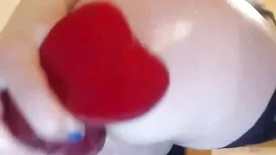 Жаркая брюнетка трахает очко EdINStvEnA