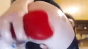 Жаркая брюнетка трахает очко EdINStvEnA