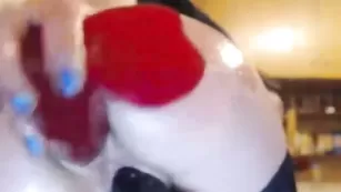 Жаркая брюнетка трахает очко EdINStvEnA