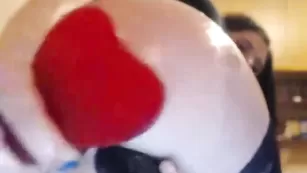 Жаркая брюнетка трахает очко EdINStvEnA