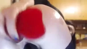 Жаркая брюнетка трахает очко EdINStvEnA