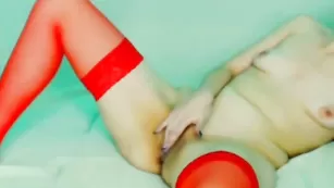 Самка в чулках catryna занимается мастурбацией