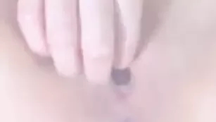 Худенькая проказница нежно теребит пизду ValerySweet