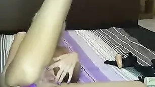 Шальная малышка CuteBlondie18 дрючит обе дырочки