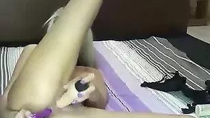 Шальная малышка CuteBlondie18 дрючит обе дырочки