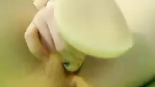 Шальная цыпочка трахнулась самотыком KarinaFox