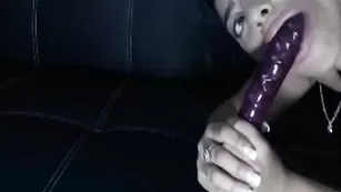 Брюнетка делает сочный минет NickySummer