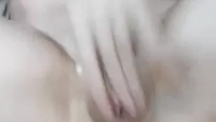 Кокетливая латинка теребит киску пальчиками Izury