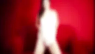 Страстная толстушка leeloo22 кружится у шеста