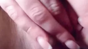 Приближенный ракурс мастурбации от крошки Sweet_Violin