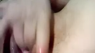 Порочная сучка теребит половые губки pamela01sexy