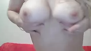 Изумительная Nicoletta99 ласкает большие сиськи