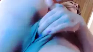 Татуированная курва мастурбирует пизду jullylover19