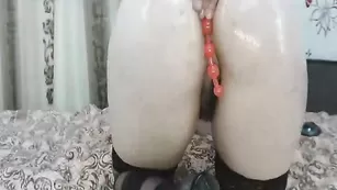 Влажная девочка трахает очко фаллосом EmmaSquirt