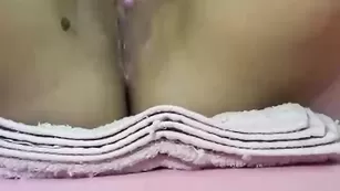 Сучка в чулках CindyBlow мастурбирует пизденку