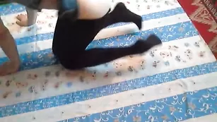Худая сучка lenaboy стоит раком и снимает колготки