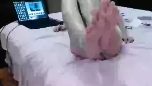 Блонда в трусиках показывает пяточки pelinnn