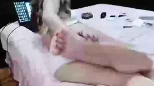 Блонда в трусиках показывает пяточки pelinnn