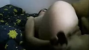 Знойная цыпочка жестко трахает попку milfmommy