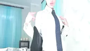 Деловая самка DonnaKarina ласкает пышные сиськи