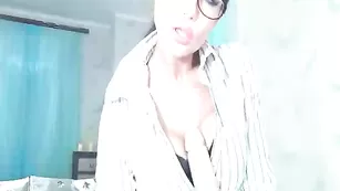 Деловая самка DonnaKarina ласкает пышные сиськи