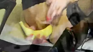 Симпатичная брюнетка трахает очко MarishaArimov