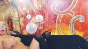 Пышногрудая блонда JunoFox снимает трусики