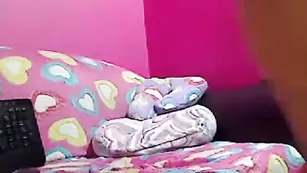 Голая потаскушка страстно мастурбирует пизду CataX