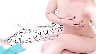 Худенькая телочка SensualSarrah мастурбирует пизду