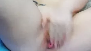 Татуированная детка трахает пизду рукой PlatinumFoxy