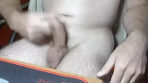 Чувак aleks7878 сидит на стуле и дрочит хуй