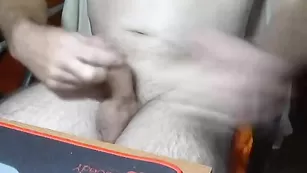 Чувак aleks7878 сидит на стуле и дрочит хуй