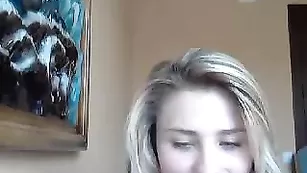 Русская малышка VeronikaLove трахнулась фаллосом