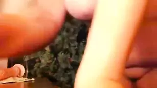 Грудастая самка Gelandwagen трахает пизду фаллосом