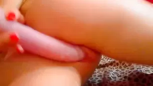 Шальная куколка мастурбирует пизду фаллосом Sweettbuns