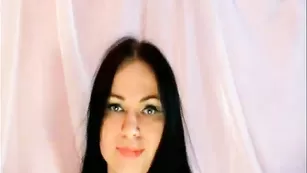 Горячая соска EleonoraHot ласкает бритые дырочки