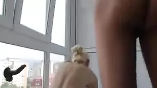 Строптивая нимфа loverosella23 делает минет и дает в зад