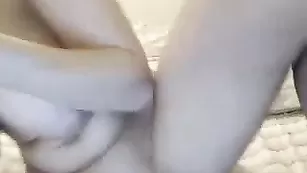 Блондиночка Kettrin трахает очко фаллосом